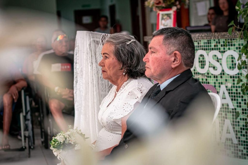 Amor além do diagnóstico: Casal oficializa união após 10 anos em cerimônia inédita no Hospital do Idoso
