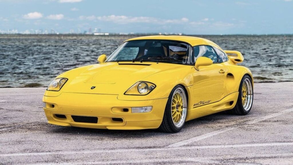 Xeique saudita tenta comprar Porsche 911 exclusivo criado para campanha da Fulda, recebe negativa e encomenda uma segunda unidade com 600 cv, mas décadas depois o carro aparece coberto de poeira em Dubai antes de ser restaurado, levado a leilão com 18,4 mil km e vendido por 379,5 mil euros Xeique saudita tenta comprar Porsche 911 exclusivo criado para campanha da Fulda, recebe negativa e encomenda uma segunda unidade com 600 cv, mas décadas depois o carro aparece coberto de poeira em Dubai antes de ser restaurado, levado a leilão com 18,4 mil km e vendido por 379,5 mil euros