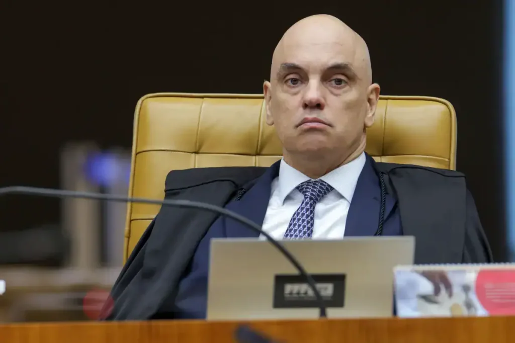 Moraes pede nova queda de sigilo antes de sessão de terça-feira; Fachin aciona PGR por parecer