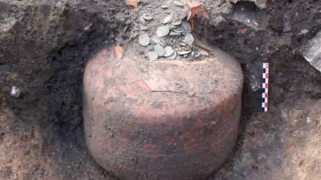 Escavação para reformar casa encontra três grandes jarros enterrados sob o piso e arqueólogos descobrem cerca de 40 mil moedas romanas escondidas há mais de 1.700 anos; quantidade impressiona e pode revelar como famílias guardavam dinheiro no fim do Império Romano