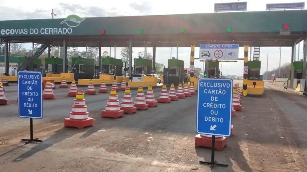 Quem cruza a praça de pedágio de Uberlândia na BR-365 já paga R$ 6,90 desde a zero hora de sábado: a tarifa subiu R$ 1 nas sete praças entre o Triângulo Mineiro e Jataí, no primeiro reajuste em dois anos, calculado sobre IPCA de 9,19%
