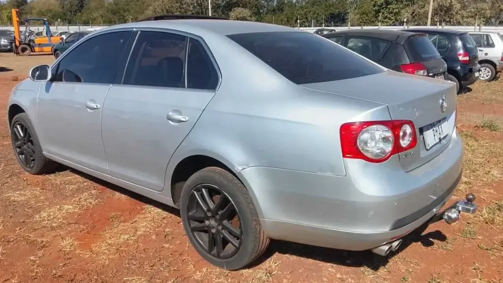Quem quiser levar um Jetta 2010 por R$ 11.652 no leilão do Detran de Mato Grosso do Sul só consegue ver o carro no pátio nesta terça e nesta quarta: são 103 veículos, 88 deles motos, e os lances fecham às 15h de quinta-feira