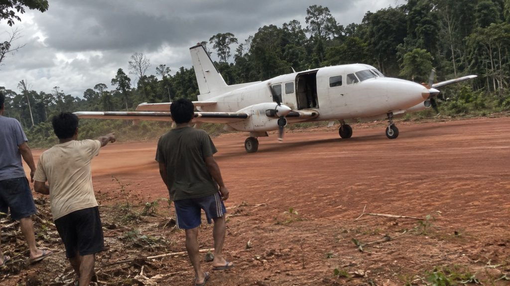 Avião sem porta pousa a 300 km da capital do Acre, e moradores filmam