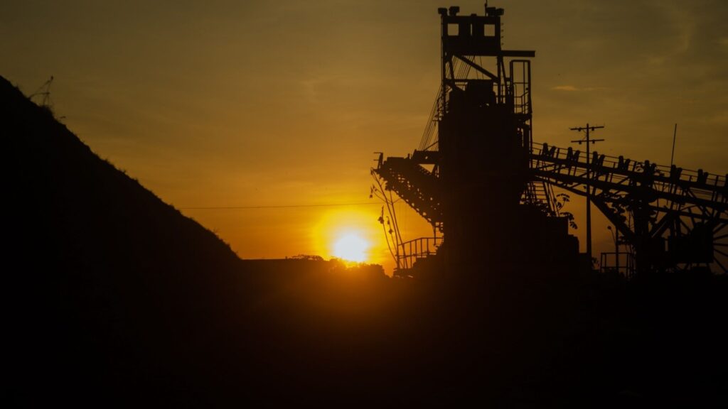 Operadores no Amapá iniciam testes na usina Azteca, que mira 380 mil toneladas de minério por ano e ainda depende de licença para vender a produção Operadores no Amapá iniciam testes na usina Azteca, que mira 380 mil toneladas de minério por ano e ainda depende de licença para vender a produção