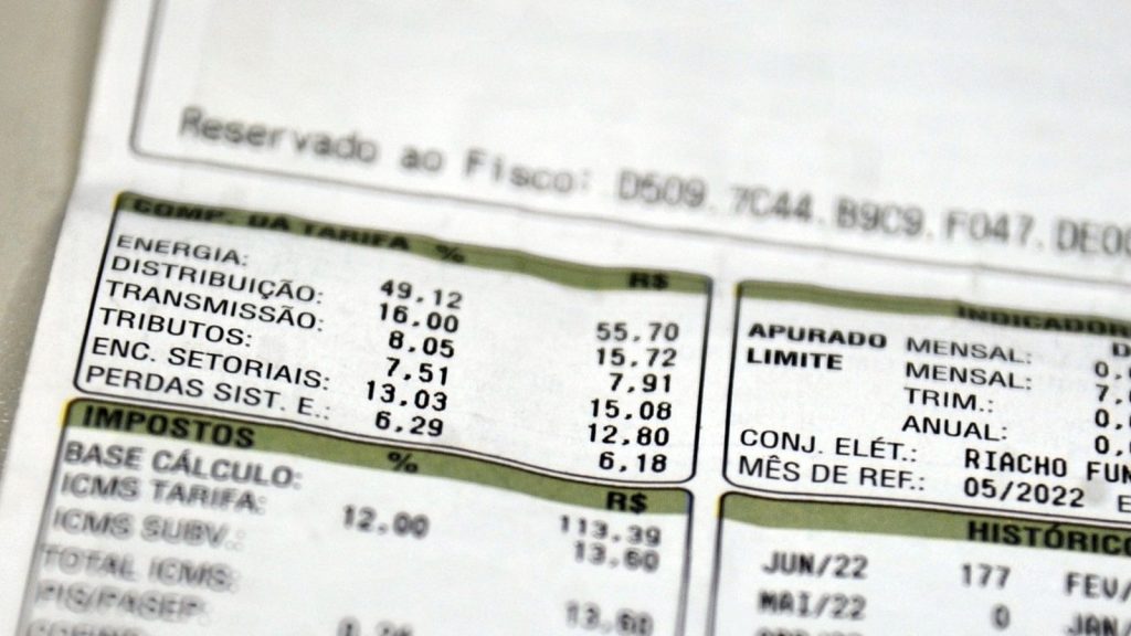 Conta de luz fica R$ 3,77 mais leve em outubro numa casa de 200 kWh: Aneel aciona a bandeira tarifária verde e zera o valor extra depois de cinco meses de amarela Conta de luz fica R$ 3,77 mais leve em outubro numa casa de 200 kWh: Aneel aciona a bandeira tarifária verde e zera o valor extra depois de cinco meses de amarela