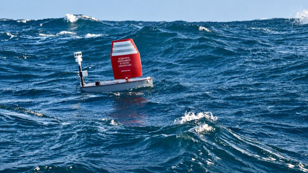 Barco-robô de 1,2 metro atravessa sozinho 5.400 quilômetros do Atlântico, passa 127 dias no mar sem receber comandos da equipe e encerra uma espera de 16 anos pelo primeiro sucesso do desafio