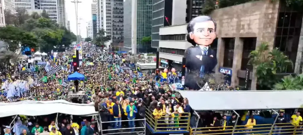 Mendonça ganha boneco gigante em ato da direita no 7 de Setembro na Avenida Paulista