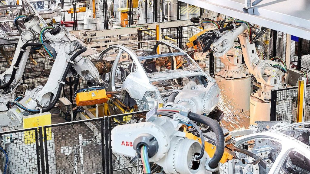 Federação Internacional de Robótica aponta que o Brasil instalou quase 4,3 mil robôs industriais em 2025, alta de 38% em um ano, e que o setor automotivo ficou com cerca de 2,1 mil deles, salto de 212%, segundo o relatório World Robotics 2026 Federação Internacional de Robótica aponta que o Brasil instalou quase 4,3 mil robôs industriais em 2025, alta de 38% em um ano, e que o setor automotivo ficou com cerca de 2,1 mil deles, salto de 212%, segundo o relatório World Robotics 2026