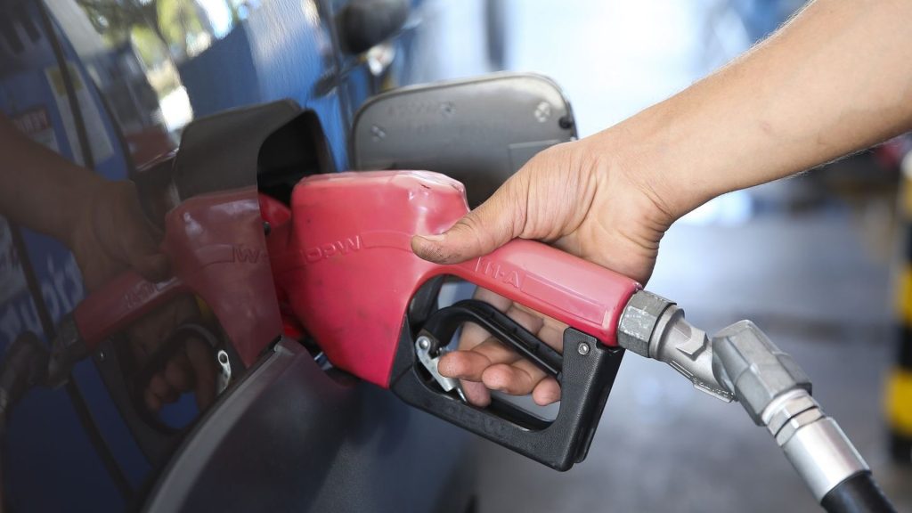 Petróleo Brent fecha a US$ 106,60, o barril passa de R$ 550 e a conta da Abicom põe o diesel importado a quase o dobro do preço da Petrobras e a gasolina 42% acima Petróleo Brent fecha a US$ 106,60, o barril passa de R$ 550 e a conta da Abicom põe o diesel importado a quase o dobro do preço da Petrobras e a gasolina 42% acima