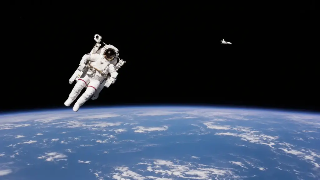 Em 1984, Bruce McCandless saiu do Challenger sem nenhum cabo, avançou 98 metros sozinho no espaço com uma mochila a jato e entrou para a história como o primeiro “satélite humano” Em 1984, Bruce McCandless saiu do Challenger sem nenhum cabo, avançou 98 metros sozinho no espaço com uma mochila a jato e entrou para a história como o primeiro “satélite humano”