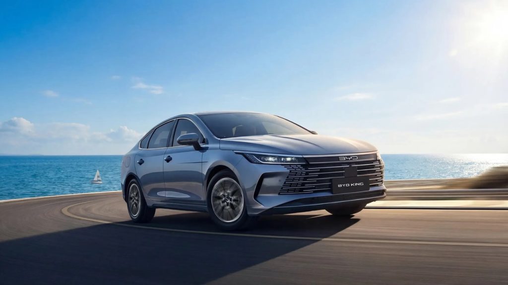 BYD King GL cai de R$ 172.990 para R$ 129.890 só para taxista com isenção de IPI e ICMS até 30/09, e o Dolphin Mini GL sai por R$ 103.990 para taxista; motorista de aplicativo paga R$ 147.990, o preço de qualquer comprador