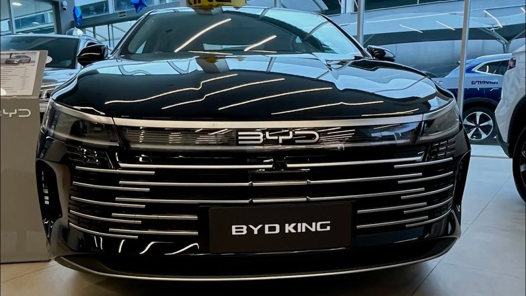 BYD King GS despenca mais de R$ 37 mil em 2 anos e vira sedã híbrido usado de R$ 144 mil, com 235 cv, 33,1 kgfm, 80 km de autonomia elétrica, porta-malas de 450 litros + garantia de 8 anos para a bateria