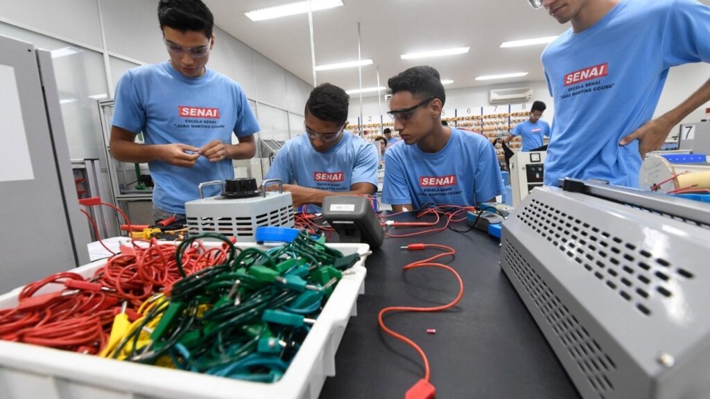 Jovem que procura o primeiro emprego em Itaquiraí passa a disputar 127 vagas de aprendiz no frigorífico de aves que mantinha apenas 32 contratos diante de uma cota mínima de 103