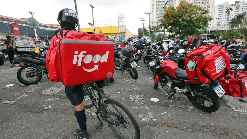 Entregador e motorista de aplicativo integram os 2 milhões de brasileiros que já trabalham por plataforma, com jornada maior e cobertura previdenciária mínima, mostra pesquisa do IBGE feita com MPT e Unicamp