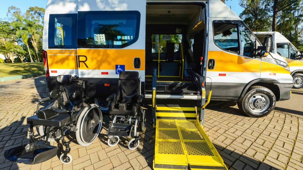 Quem dirige transporte escolar passa a financiar plataforma elevatória, cartório e seguro junto com o veículo novo, enquanto taxistas e motoristas de app disputam os R$ 30 bilhões liberados pela Lei 15.503