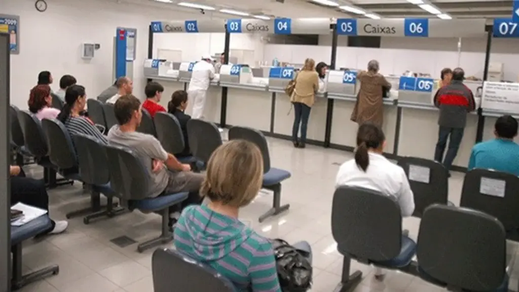 A caixa de banco perdeu o direito à pausa de dez minutos a cada noventa depois que uma linha do acordo coletivo mudou e passou a exigir digitação permanente