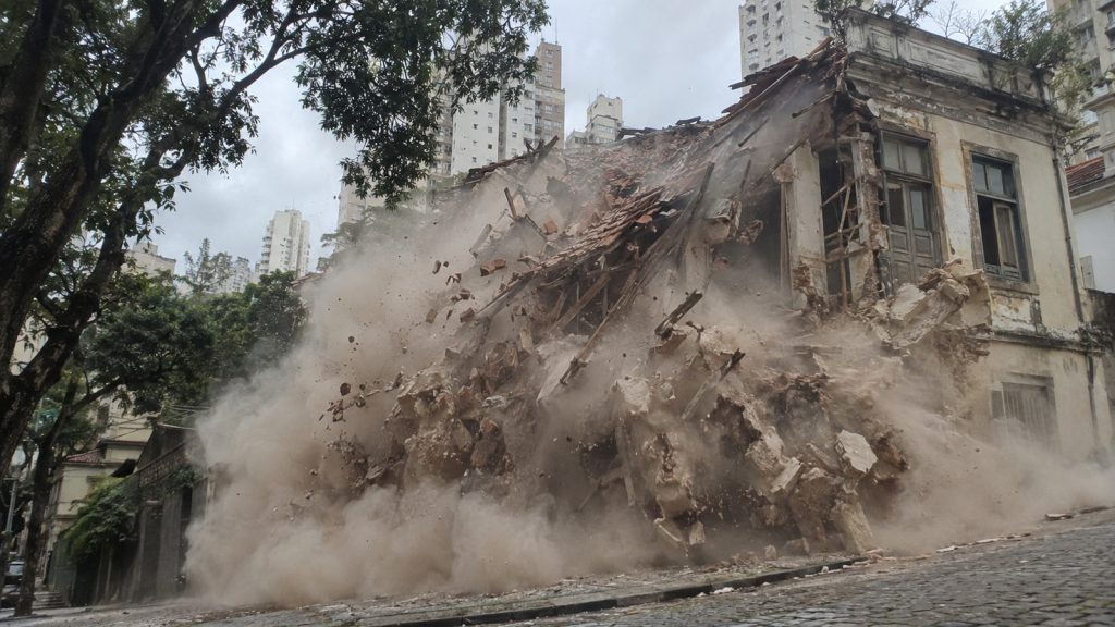 Após 3 vistorias, casarão desaba sobre mãe e filha de 2 anos no Rio