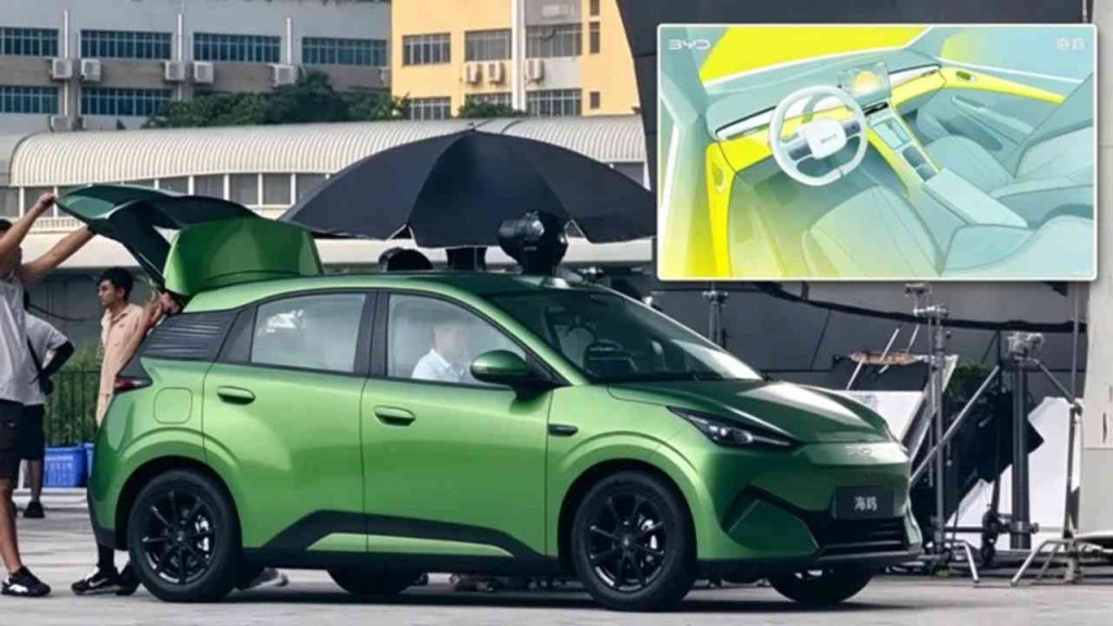 Novo BYD Dolphin Mini tem interior revelado sem quadro de instrumentos à frente do motorista; informações de condução ficam na tela central