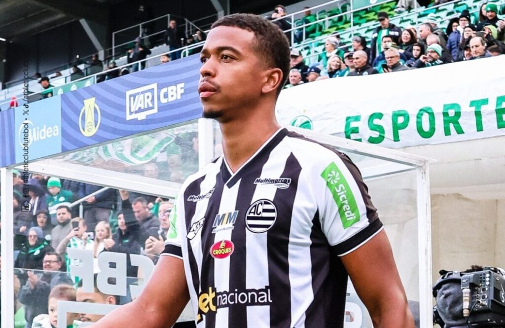 Carlinhos, do Athletic, sofre lesão grave após colisão na cabeça