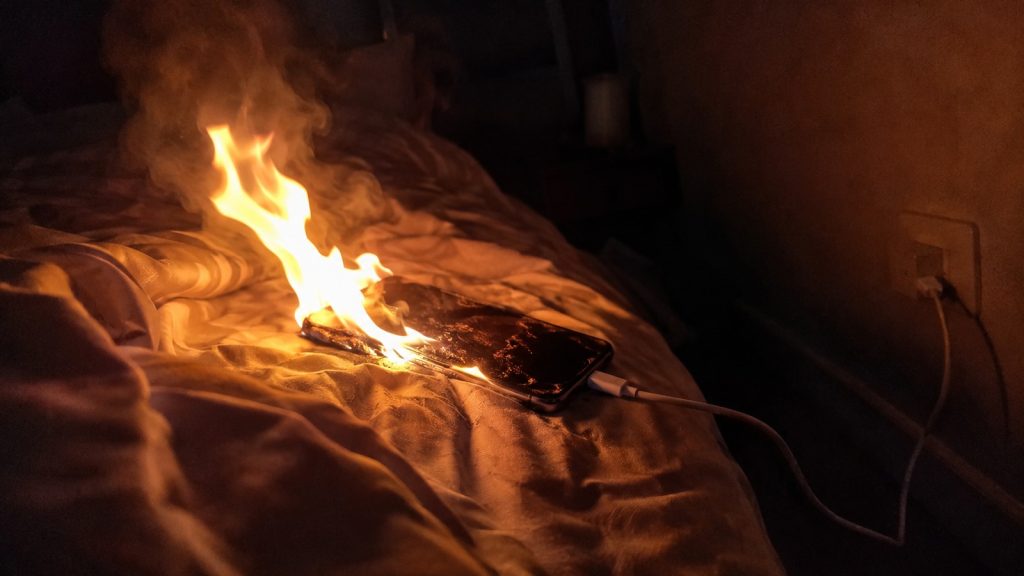 Celular carregando à noite explode na cama de menino de 11 anos; outro incendeia casa
