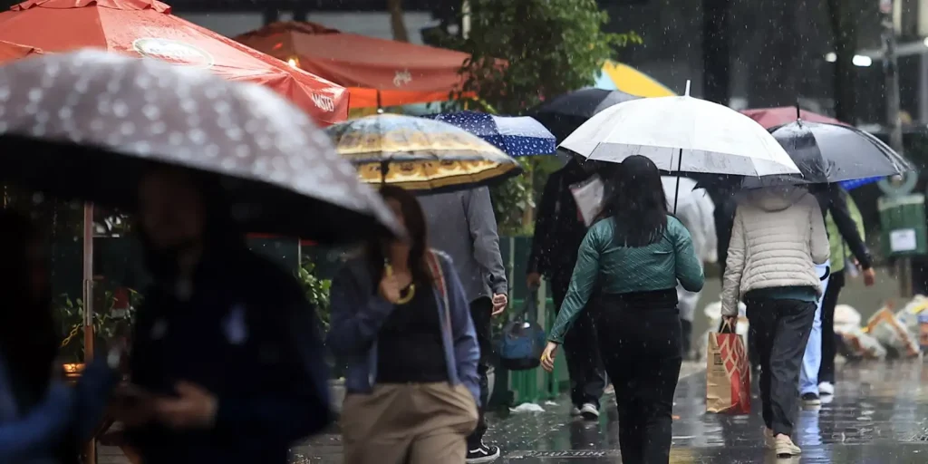 Centro-Oeste e Sudeste do país têm chuva com rajadas de vento