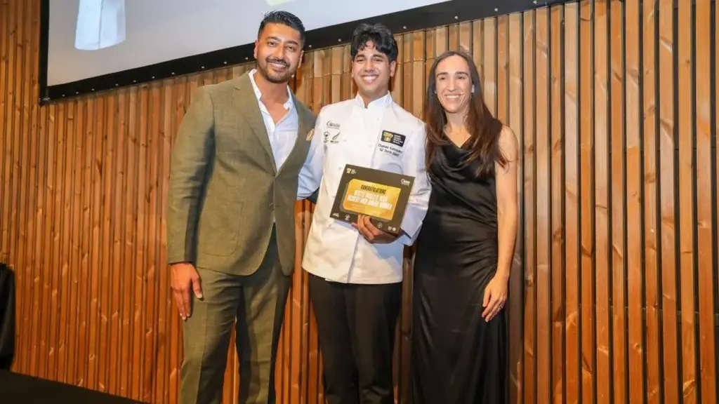 Chamee Ratnayake deixa o bronze para trás com 40 horas de treino, chega à final aos 20 anos e vence prêmio de melhor sobremesa de 2,5 mil dólares australianos Chamee Ratnayake deixa o bronze para trás com 40 horas de treino, chega à final aos 20 anos e vence prêmio de melhor sobremesa de 2,5 mil dólares australianos