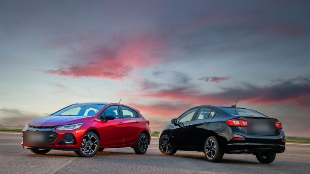 Chevrolet Cruze turbo automático já vale quase R$ 20 mil a menos que o Onix mais simples da própria marca: o sedã 2017 sai por R$ 76,9 mil na Fipe de setembro, e o Onix 1.0 zero custa R$ 96,3 mil