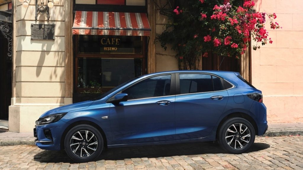 Chevrolet Onix automático 2027 de 115 cv que só aceita etanol custa menos que o próprio Onix manual: sai por R$ 99.990 até 6 de outubro, R$ 2.900 abaixo do 1.0 de entrada e pelo mesmo preço de um Fiat Pulse manual