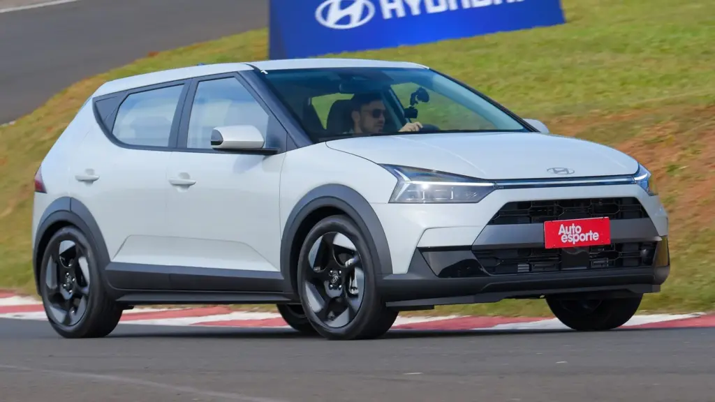 Comprador com R$ 140 mil na mão encontra empate de apenas R$ 1.000 entre Chevrolet Sonic RS e Hyundai i20 Ultimate, e o consumo do Inmetro separa os dois por 0,5 km/l na cidade e 0,5 km/l na estrada Comprador com R$ 140 mil na mão encontra empate de apenas R$ 1.000 entre Chevrolet Sonic RS e Hyundai i20 Ultimate, e o consumo do Inmetro separa os dois por 0,5 km/l na cidade e 0,5 km/l na estrada