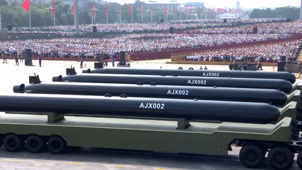China constrói em Xangai o que pode ser o 1º navio-mãe do mundo para drones submarinos gigantes, aponta a Naval News: hangar deve levar quatro robôs de 35 a 45 metros, e um berço desce pelo fundo do casco para soltá-los no mar