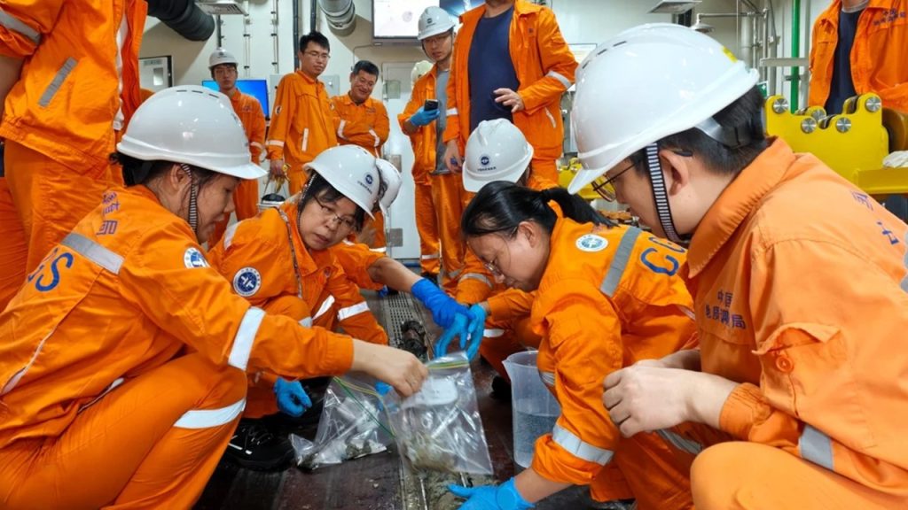 Navio chinês perfura mais de 850 metros sob o fundo do mar e recolhe rochas que podem ajudar a explicar a história geológica da região Navio chinês perfura mais de 850 metros sob o fundo do mar e recolhe rochas que podem ajudar a explicar a história geológica da região