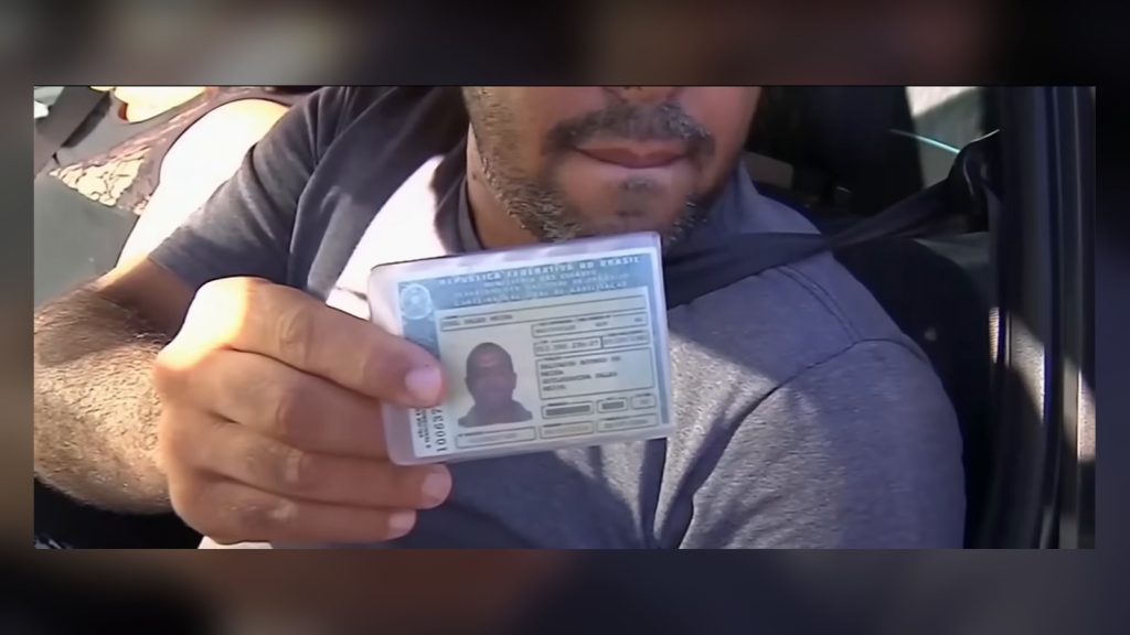 Um motorista que passa dos 50 anos entra numa contagem mais curta para renovar a carteira com o exame de “aptidão física e mental”, e quem ultrapassa a data sem perceber esbarra numa multa que a lei já define