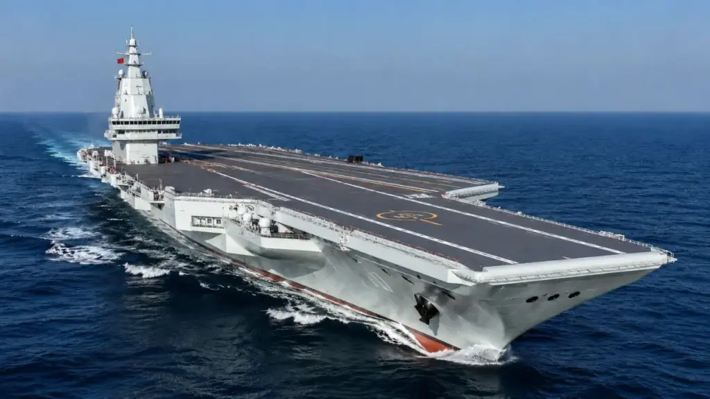 Com cerca de 316 metros e até 85 mil toneladas, porta-aviões chinês Fujian leva mais de 50 aeronaves e usa três catapultas eletromagnéticas para lançar caças no mar sem rampas