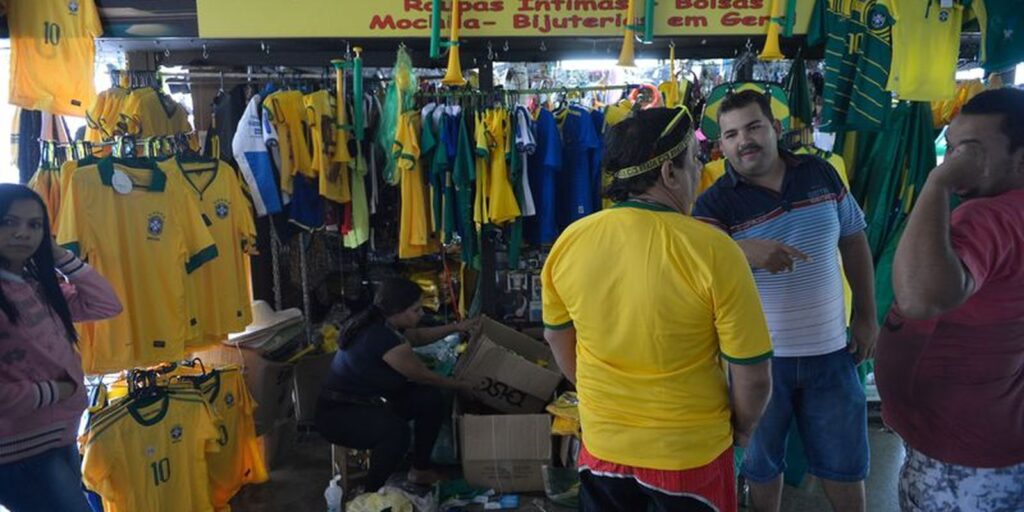 Vendas no comércio caem 0,8% em julho, com “ressaca” da Copa do Mundo Vendas no comércio caem 0,8% em julho, com “ressaca” da Copa do Mundo