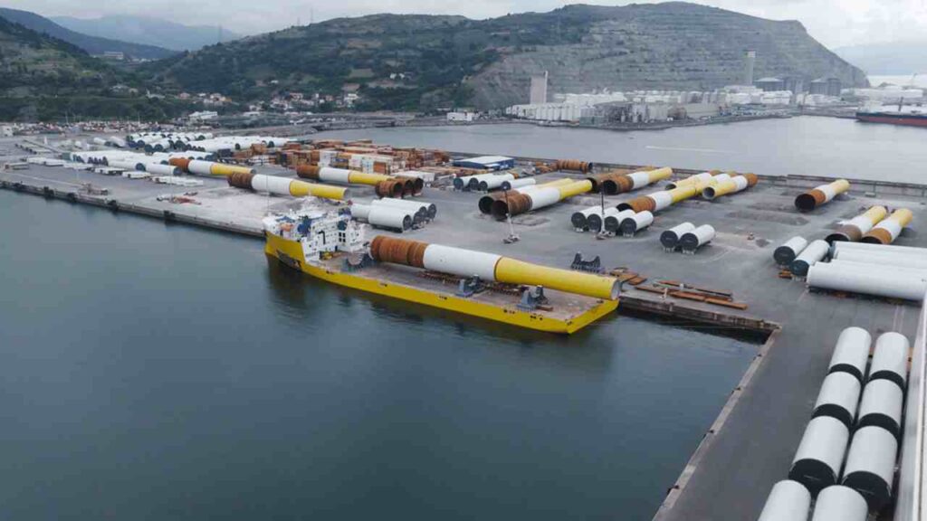 Cilindro de aço de 105 metros e 2.300 toneladas começa a se mover no Porto de Bilbao antes de seguir pelo mar para sustentar uma turbina do maior parque eólico offshore do mundo