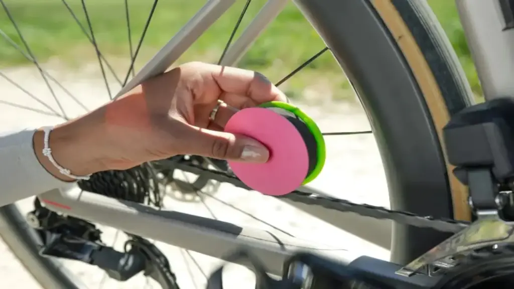 A startup alemã criou dispositivo aplicar lubrificante para corrente de bicicleta de forma limpa e direta nos elos