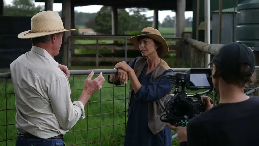 Aos 68 anos, Rachel Ward troca décadas de cinema pela vida no campo, assume fazenda de 350 hectares, recupera o solo com gado rotacionado e reduz químicos após incêndios na Austrália Aos 68 anos, Rachel Ward troca décadas de cinema pela vida no campo, assume fazenda de 350 hectares, recupera o solo com gado rotacionado e reduz químicos após incêndios na Austrália