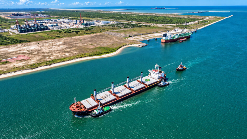 Porto do Açu prepara planta que captura 5 mil toneladas de CO₂ do ar por ano e transforma o gás em 300 litros diários de combustível sintético para rebocadores do porto