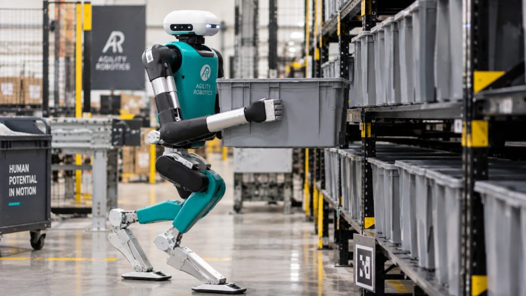 Novo robô humanoide Digit 5 trabalha até 20 horas por dia, levanta cerca de 23 kg e recupera carga em apenas 9 minutos para atuar lado a lado com humanos em fábricas, armazéns e operações logísticas industriais