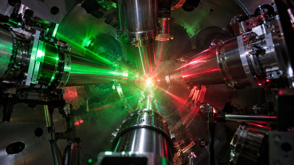 Cientistas derretem diamante perto de 1 terapascal com lasers de alta potência no OMEGA Laser Facility, mede fusão em torno de 7.300 K e corrige em cerca de 700 °C um erro que afetava modelos de fusão nuclear e de planetas gigantes