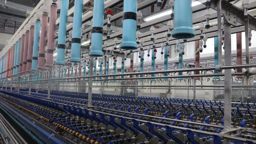 Com cerca de 950 funcionários no Paraná, têxtil brasileira prepara fábrica equivalente a R$ 51,1 milhões no Paraguai, mira 400 toneladas por mês e prevê até 150 empregos Com cerca de 950 funcionários no Paraná, têxtil brasileira prepara fábrica equivalente a R$ 51,1 milhões no Paraguai, mira 400 toneladas por mês e prevê até 150 empregos
