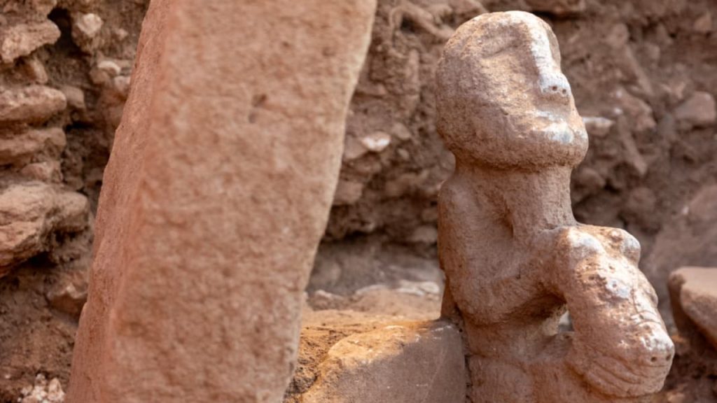 Escultura de 11 mil anos encontrada em Karahantepe mostra figura humana sentada sobre leopardo, mede 70 cm e aparece em composição inédita dentro de estrutura circular na Turquia