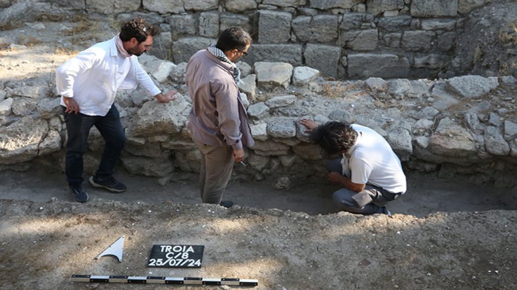 Arqueólogos encontram em Troia ágora de 2.800 anos diante da porta sul da cidade e revelam como o antigo mercado ligou a Troia da Idade do Bronze à Ilion da Primeira Idade do Ferro