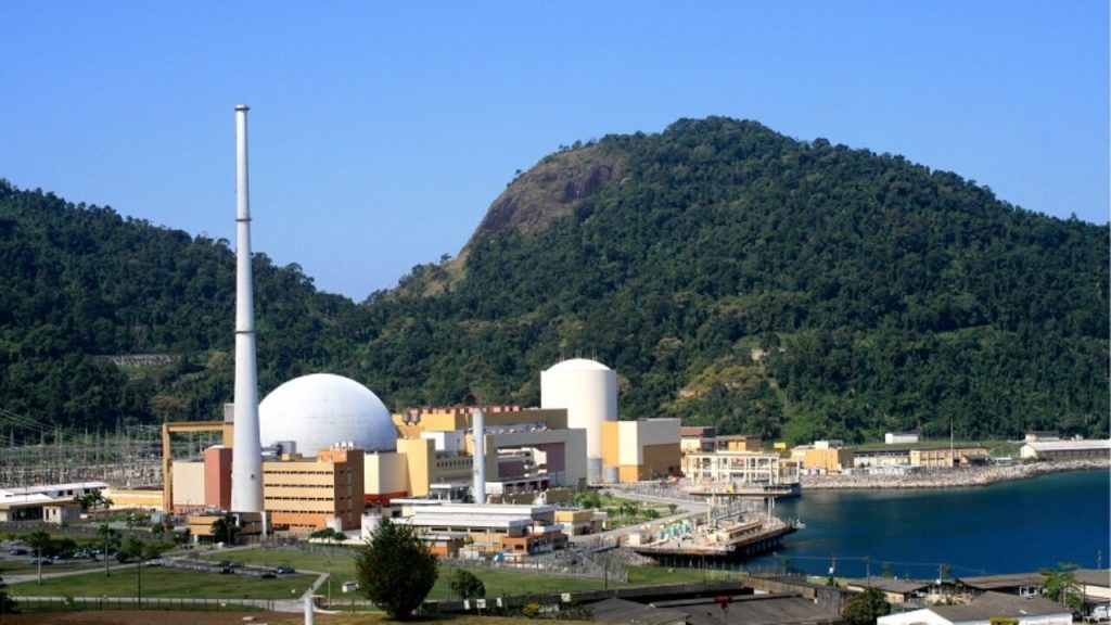 Angra 1 fica 90 dias desligada para trocar 44 elementos combustíveis, executar 12 modificações, oito em sistemas de segurança, e mobilizar 1.700 trabalhadores em Angra dos Reis Angra 1 fica 90 dias desligada para trocar 44 elementos combustíveis, executar 12 modificações, oito em sistemas de segurança, e mobilizar 1.700 trabalhadores em Angra dos Reis