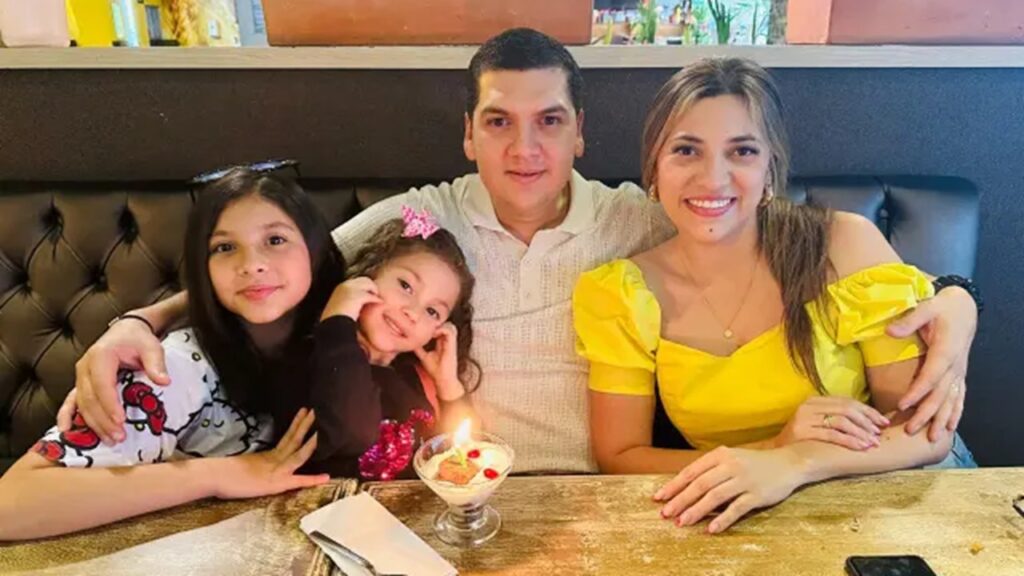 Menina de 6 anos abre mão da bicicleta que queria comprar, entrega todas as moedas do cofrinho e ajuda famílias atingidas por terremoto na Colômbia Menina de 6 anos abre mão da bicicleta que queria comprar, entrega todas as moedas do cofrinho e ajuda famílias atingidas por terremoto na Colômbia
