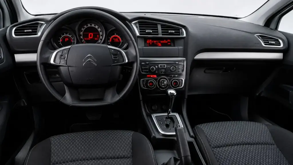 Custando cerca de R$ 45 mil, carro “baratinho” da Citroën entrega motor 2.0, 450 litros de porta-malas, câmbio Aisin, rodas aro 17, freios a disco nas quatro rodas e autonomia de até 672 km; conheça o C4 Lounge Tendance 2014