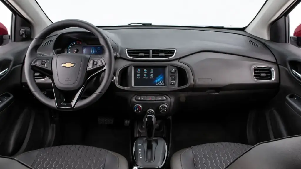 Custando cerca de R$ 61 mil, esse sedã da Chevrolet é uma boa opção para quem procura um carro espaçoso e de manutenção barata; o Prisma LTZ 2017 possui 500 litros de porta-malas, motor 1.4 de até 106 cv, câmbio automático de 6 marchas e espaço para 5 pessoas