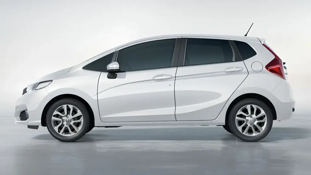 Custando o preço do novo Kwid 0 km: com mecânica confiável, 363 litros de porta-malas, motor i-VTEC 1.5 flex de até 116 cv, câmbio automático CVT e consumo de até 14,1 km/l, o Honda Fit LX 2018 entrega espaço para cinco pessoas, versatilidade e carroceria de 4,10 metros por R$ 73,9 mil