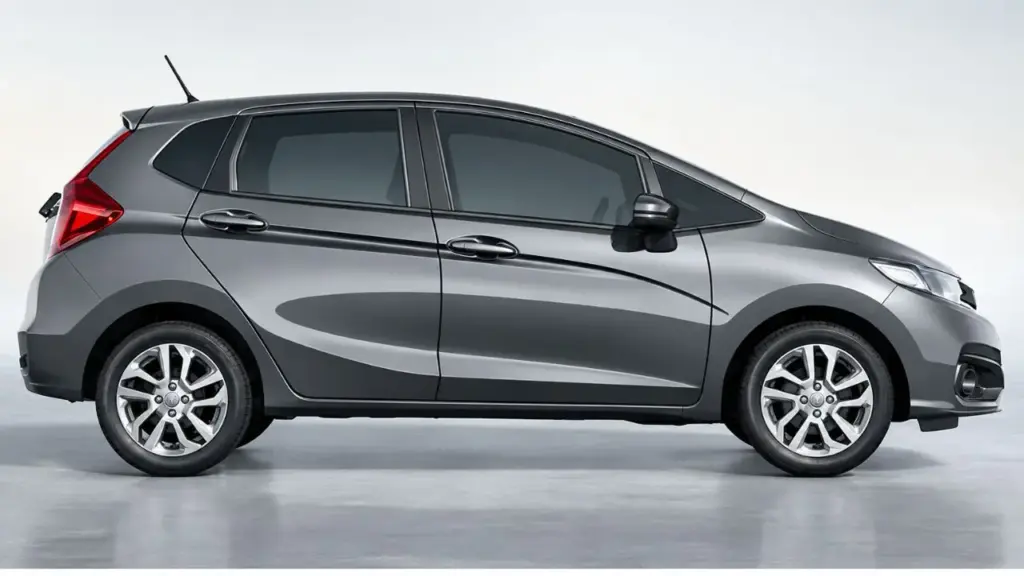 Custando o preço do novo Kwid 0 km: com mecânica confiável, motor i-VTEC 1.5 flex de até 116 cv, câmbio manual de 5 marchas, 363 litros de porta-malas e consumo de até 13,6 km/l, o Honda Fit DX 2019 entrega bom espaço interno, economia e robustez