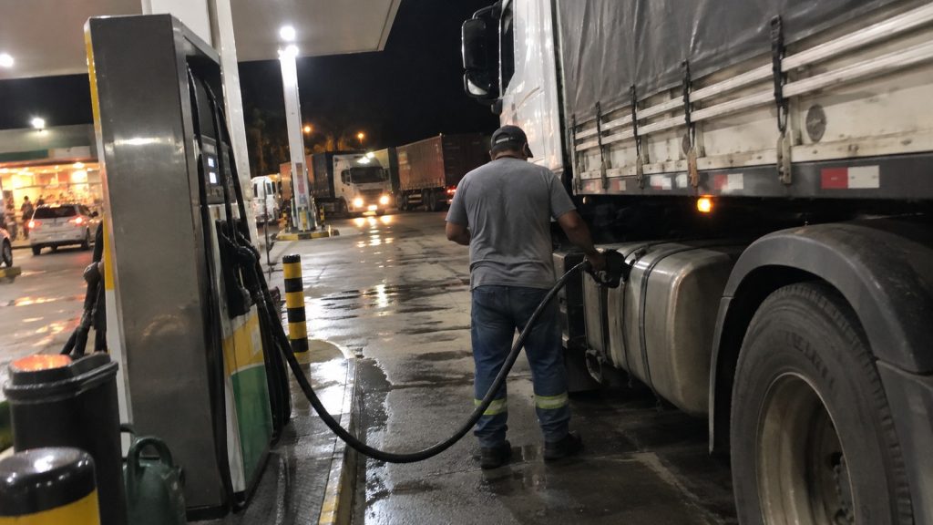 Governo paga R$ 1 por litro de diesel por 30 dias, mas ninguém depois da refinaria é obrigado a repassar o desconto ao motorista Governo paga R$ 1 por litro de diesel por 30 dias, mas ninguém depois da refinaria é obrigado a repassar o desconto ao motorista